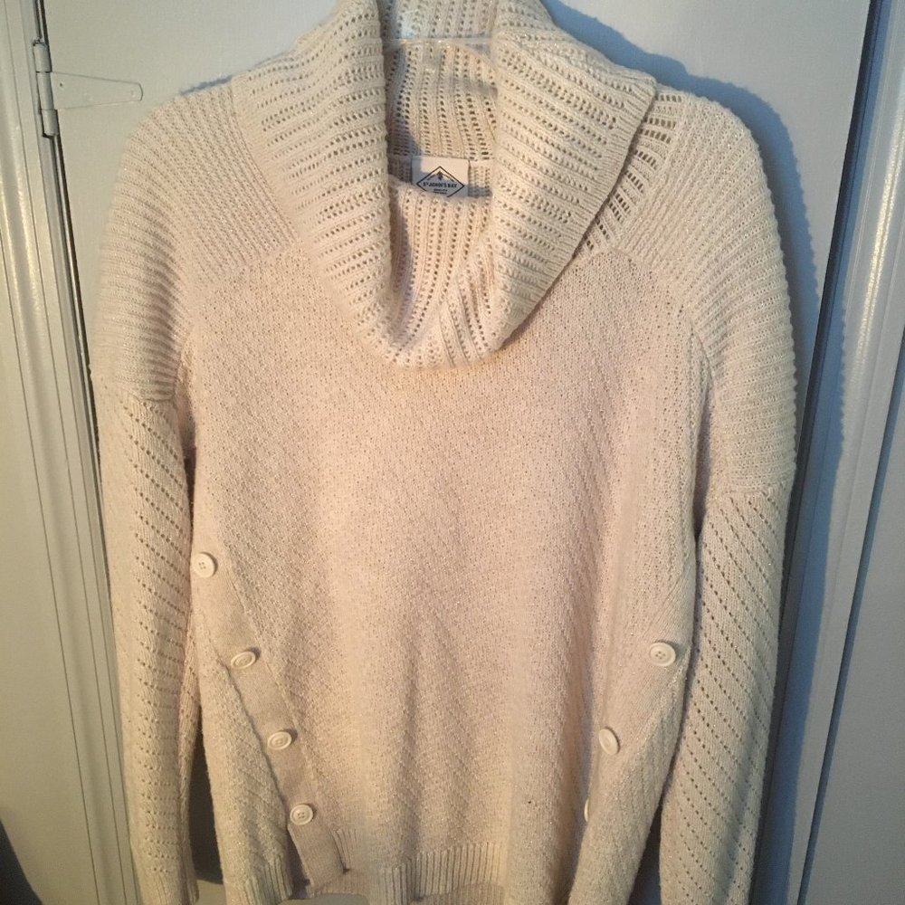 White/Cream Long Sleeve Turtleneck Sweater Medium